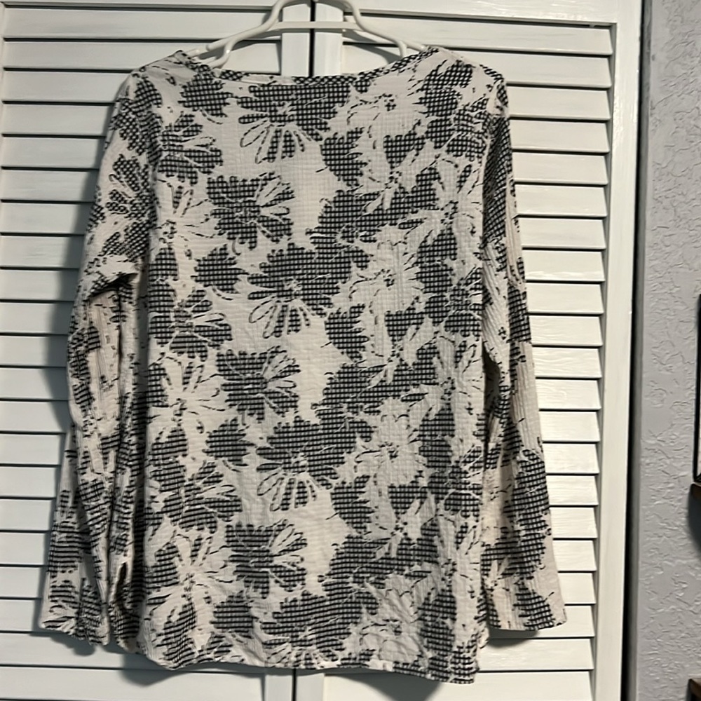 Cut loose Women’s lightweight Top. White and black. Size S good condition - Picture 2 of 5